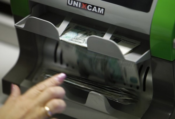 Russian Economy Under Strain From Falling Oil Costs, Weaker Ruble